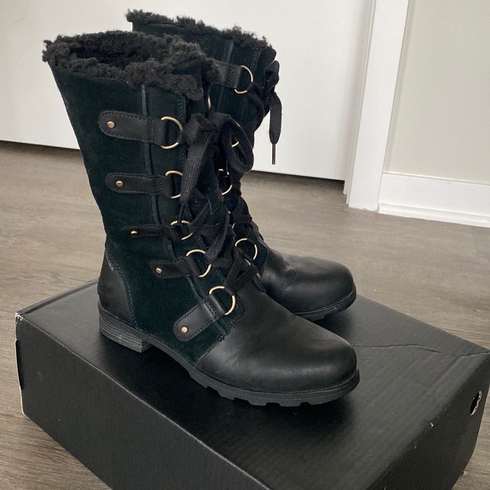Sorel size 8.5 Emelie faux fur black suede lace up winter boots